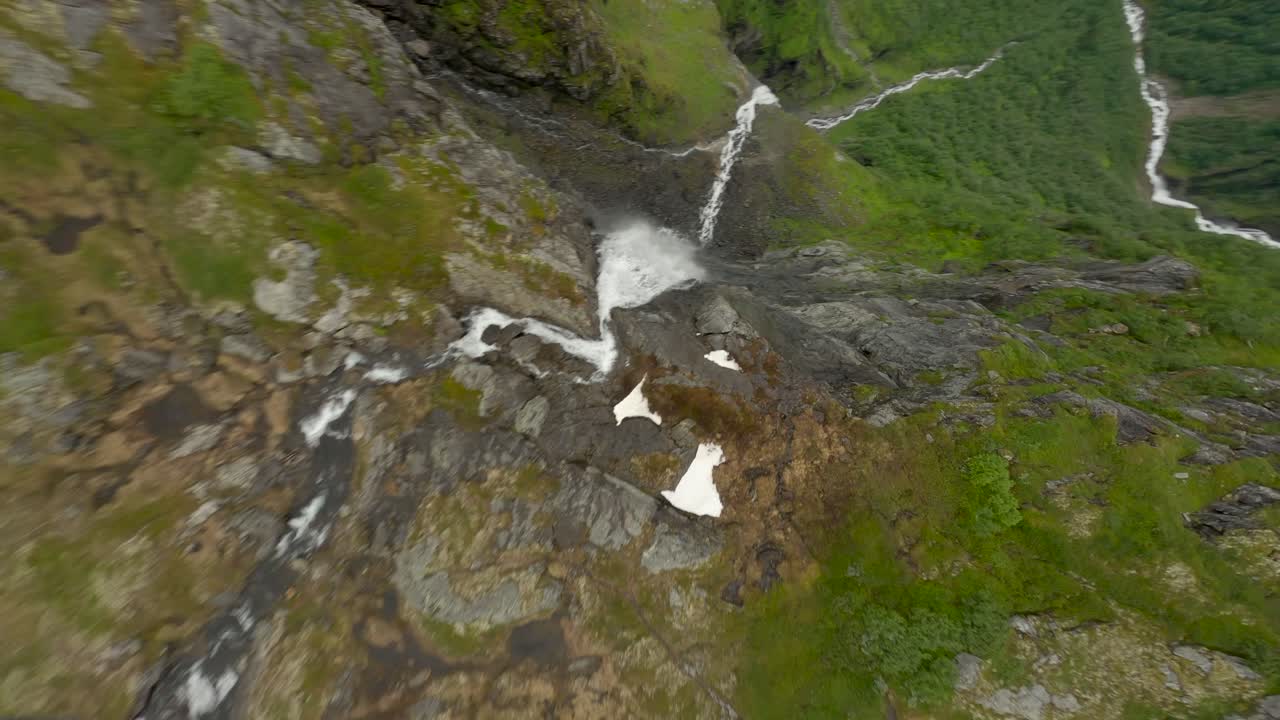 кинематографический полет вниз по реке вдоль склона в долину в облачный день
