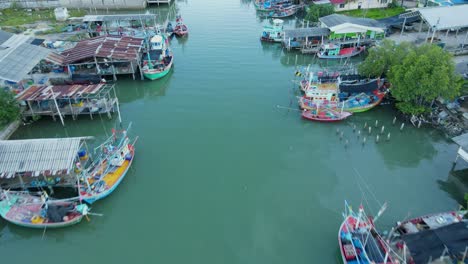 Drone-Vuela-Sobre-Este-Río-Estuario-Revelando-Este-Pueblo-Pesquero,-Barcos-Y-Gente-Nadando-Visto-Desde-Arriba,-Pueblo-Pesquero-Bang-Pu,-Parque-Nacional-Sam-Roi-Yot,-Prachuap-Khiri-Khan,-Tailandia