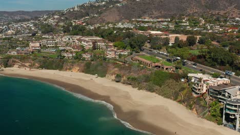 Vista-Aérea-Del-Parque-Y-La-Playa-De-La-Isla-Del-Tesoro-En-Laguna-Beach,-California