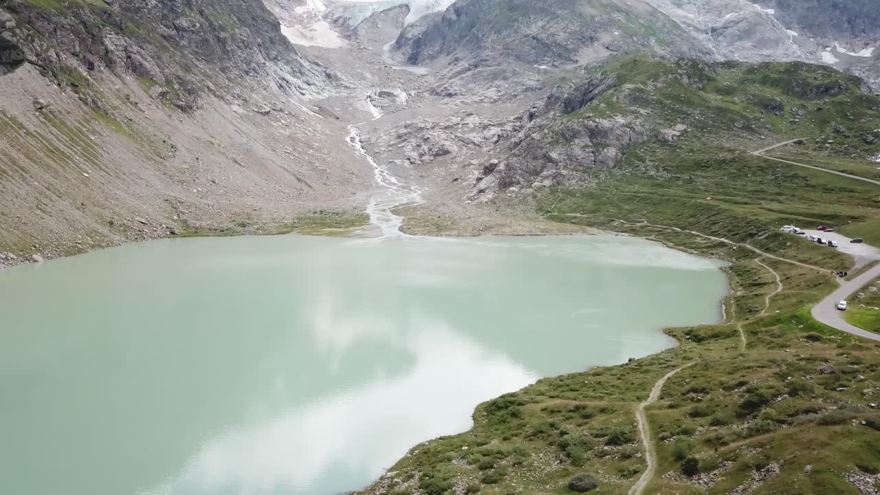스위스 우르너 알프스의 호수와 슈타인 빙하 위의 드론 비행