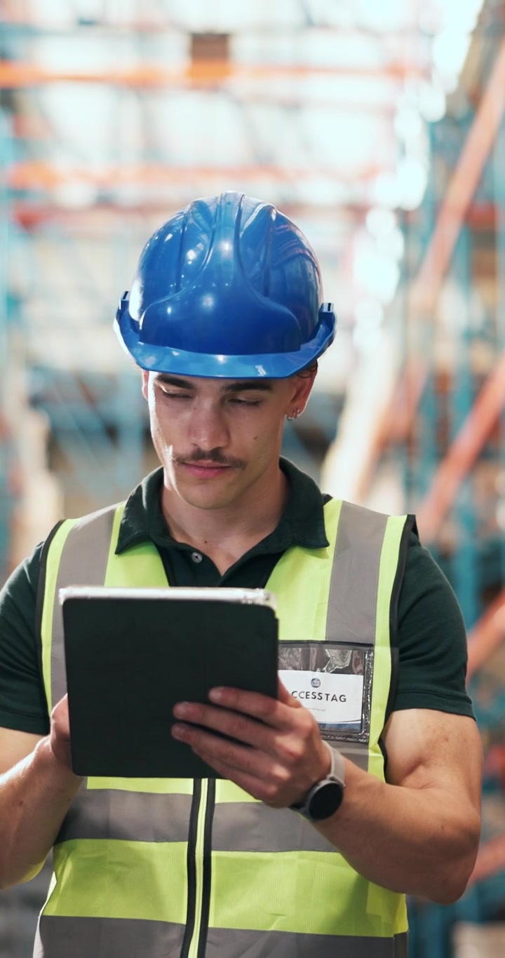 Lavoratore di magazzino che utilizza un tablet digitale per la gestione delle scorte
