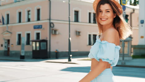 mujer sonriente en un traje azul claro