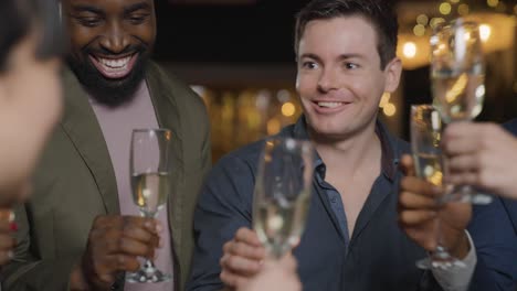 foto de seguimiento de amigos brindando con sus bebidas