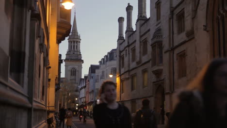 Außenansicht-Der-Geschäfte-Und-Der-Kirche-Im-Stadtzentrum-Von-Oxford-In-Der-Abenddämmerung