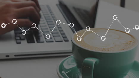 animación de gráfico en primer plano de la taza de café y las manos recortadas escribiendo en la computadora portátil