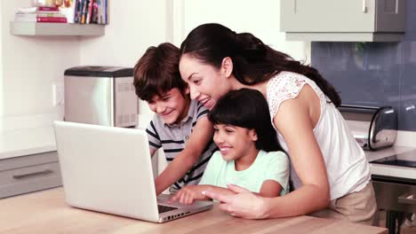madre y sus hijos usando computadora portátil