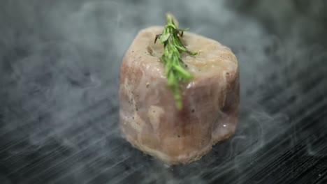 수장 은 그릴 에 음식 을 요리 하고 있다