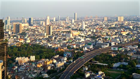 rascacielos y carreteras en la ciudad de bangkok, tailandia