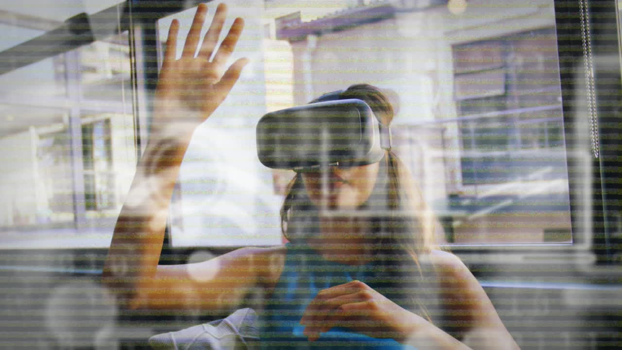 animación de iconos de redes sociales y procesamiento de datos sobre mujer biracial que usa auriculares vr