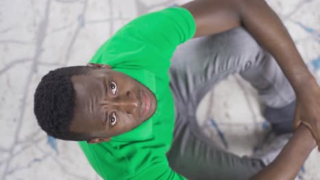 joven africano deprimido infeliz sintiéndose mal. estar decepcionado.