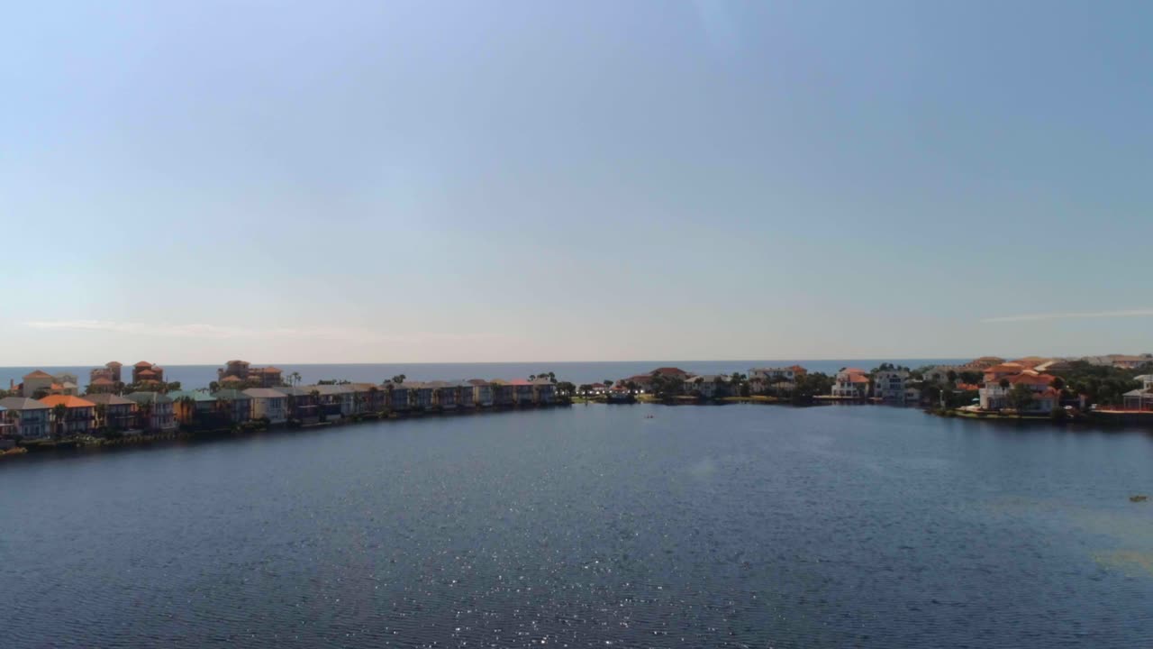 플로리다 주 해변의 주거 지역 상공 비행