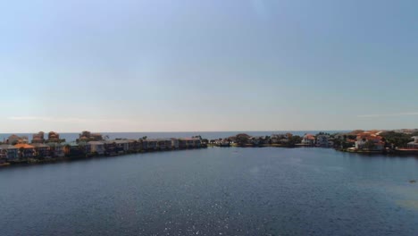 Volando-Sobre-Una-Zona-Residencial-En-Seaside,-Florida