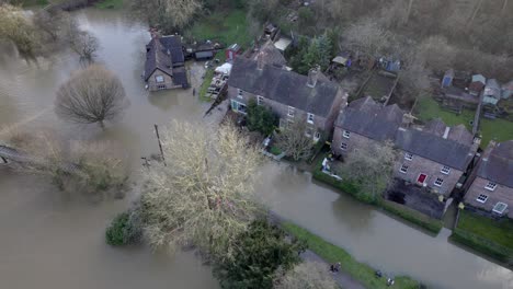 Río-Siete-Desbordándose-E-Inundando-Hileras-De-Casas-En-Ironbridge-Uk-Drone-View