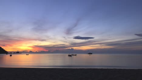 Tanzende-Boote-Bei-Sonnenaufgang