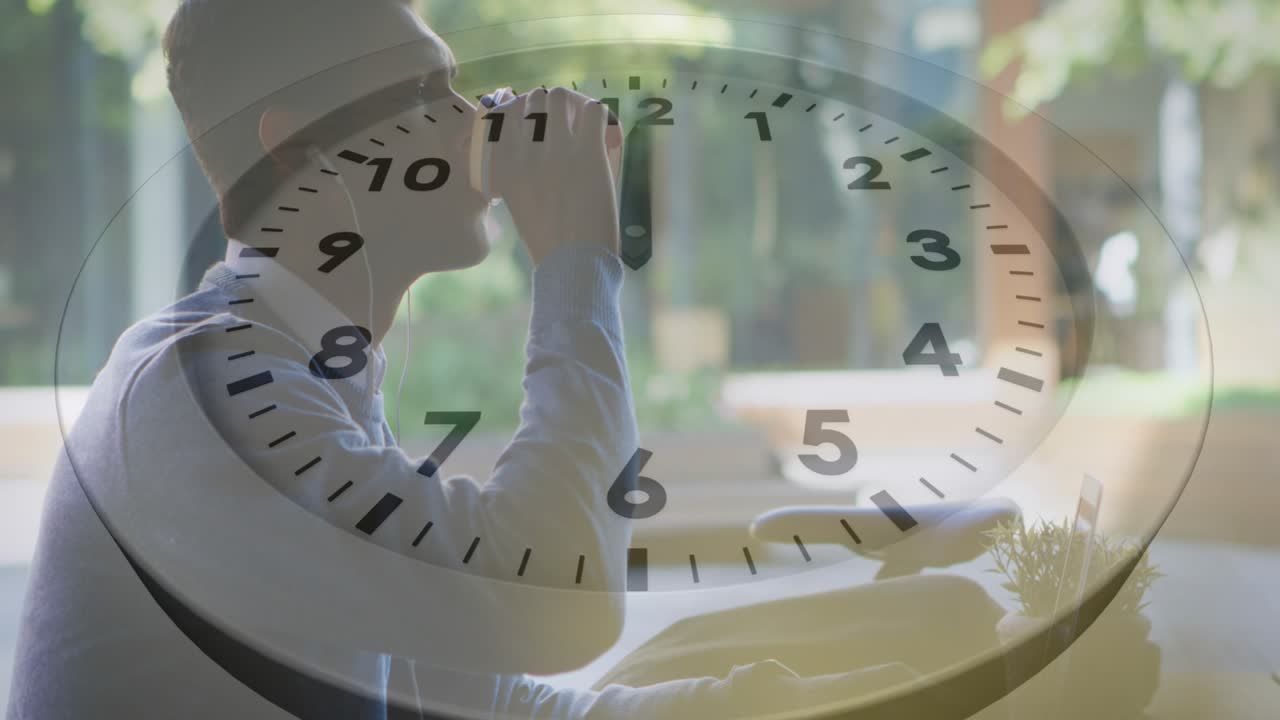 Hombre bebiendo de una taza, ajustándola, escribiendo en un portátil, con superposición de reloj rastreando el tiempo para trabajo remoto