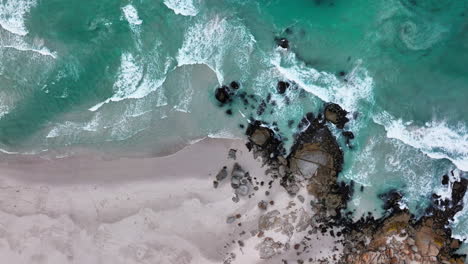 Sudáfrica-Aéreo-Cinemático-Dron-Navegar-Olas-Estrellarse-Costa-Chapman-Pico-Noordhoek-Ciudad-Del-Cabo-Hout-Bahía-Pescado-Hoek-Buena-Esperanza-Simon&#39;s-Town-Maravilloso-Agua-Azul-Profundo-Agua-Escabroso-Rocas-Arriba-Movimiento