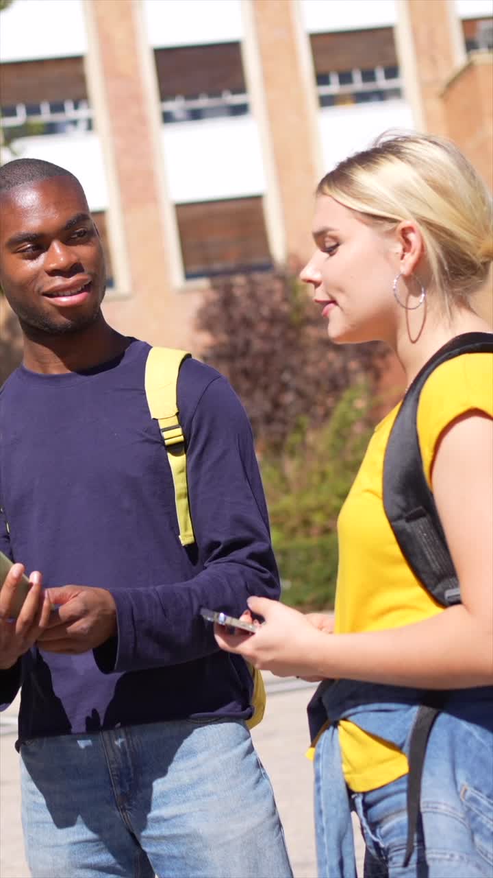 estudiantes en un campus universitario