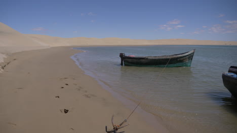 barco de pescadores anclado en la laguna de nayla en marruecos