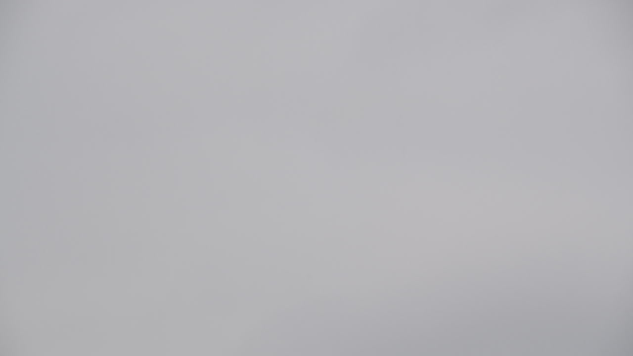 un avión de pasajeros está volando por encima