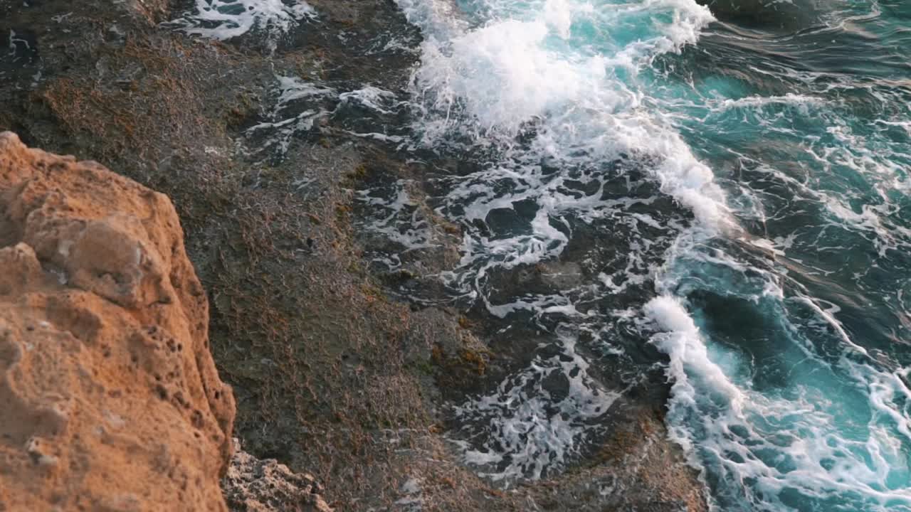 Le onde si scontrano con le rocce