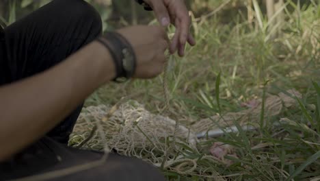 hombre haciendo cebo en medio del bosque