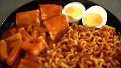 Fideos-Instantáneos-Coreanos-Con-Pastel-De-Arroz-Coreano-Y-Pastel-De-Pescado-Y-Huevo-Hervido---Rabokki---Estilo-De-Comida-Coreana