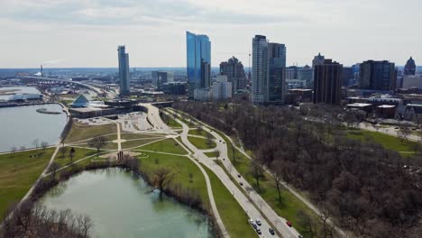 slow-pan-of-the-Milwaukee,-WI-downtown-skyline-featuring-park-space-and-Lake-Michigan