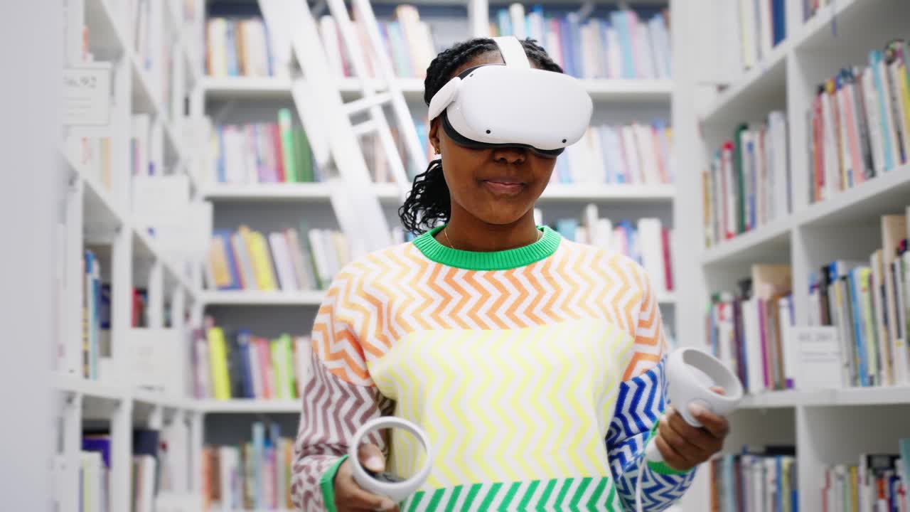 Ung sort kvinde udforsker virtual reality på et bibliotek.