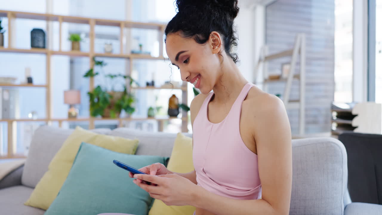 casa, sonrisa y mujer con un teléfono inteligente