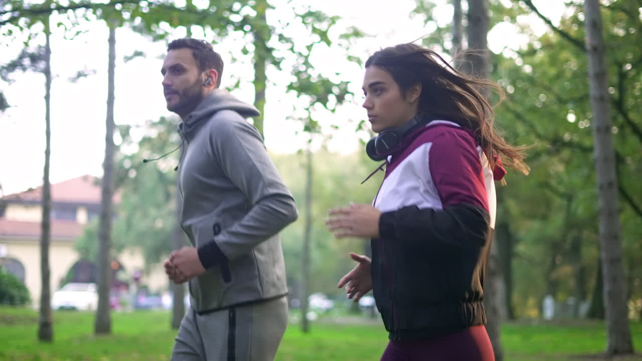una pareja corriendo en un parque.