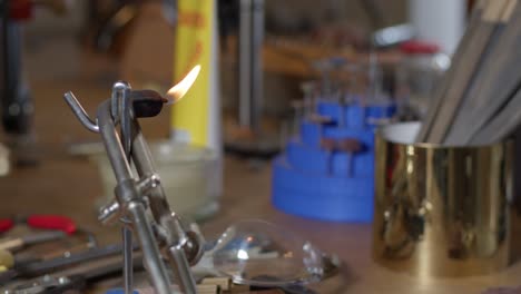 antorcha con un fuego en el taller de un joyero