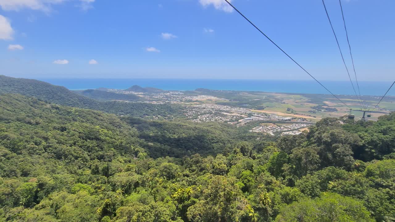 góndolas del teleférico skyrail recorriendo la selva tropical de barron gorge