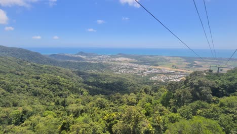 Góndolas-Del-Teleférico-Skyrail-Recorriendo-La-Selva-Tropical-De-Barron-Gorge