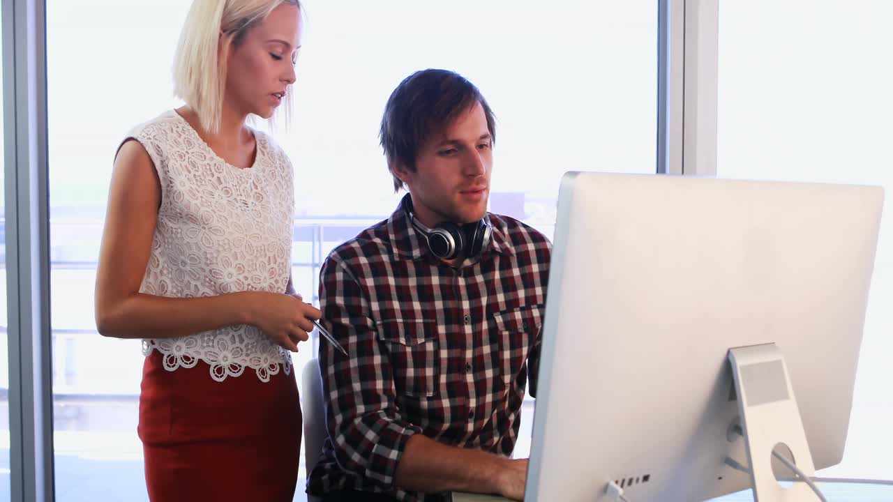 ejecutivos discutiendo sobre la computadora 4k