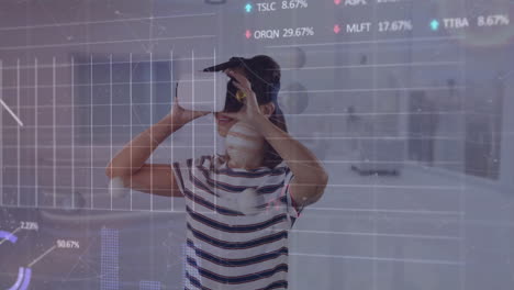 animación de múltiples gráficos y tablas de negociación sobre chica caucásica usando auriculares vr