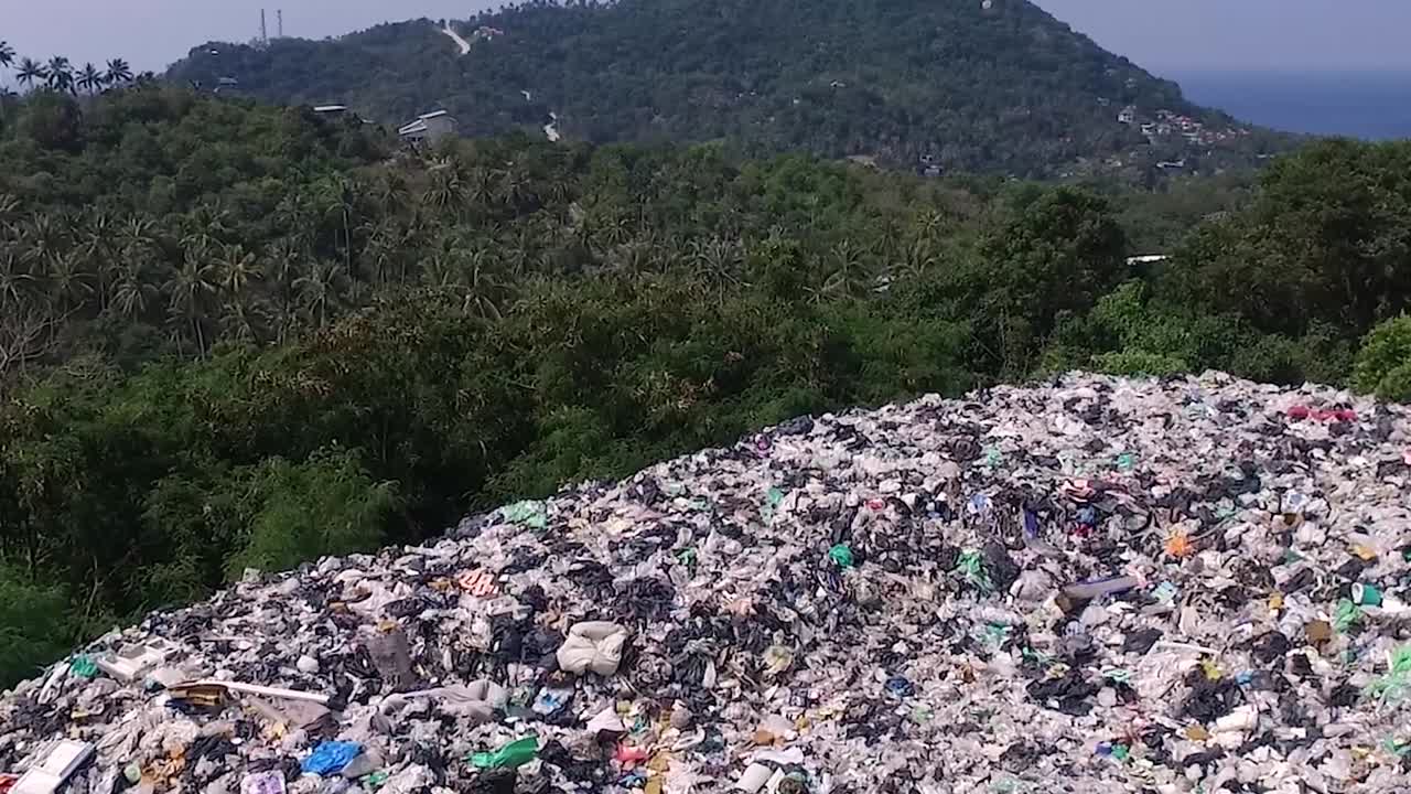 drone vuela hacia atrás el punto de la cámara en la isla termina en una gran cantidad de basura 1080 hd asia, tailandia filmada con sony ax700