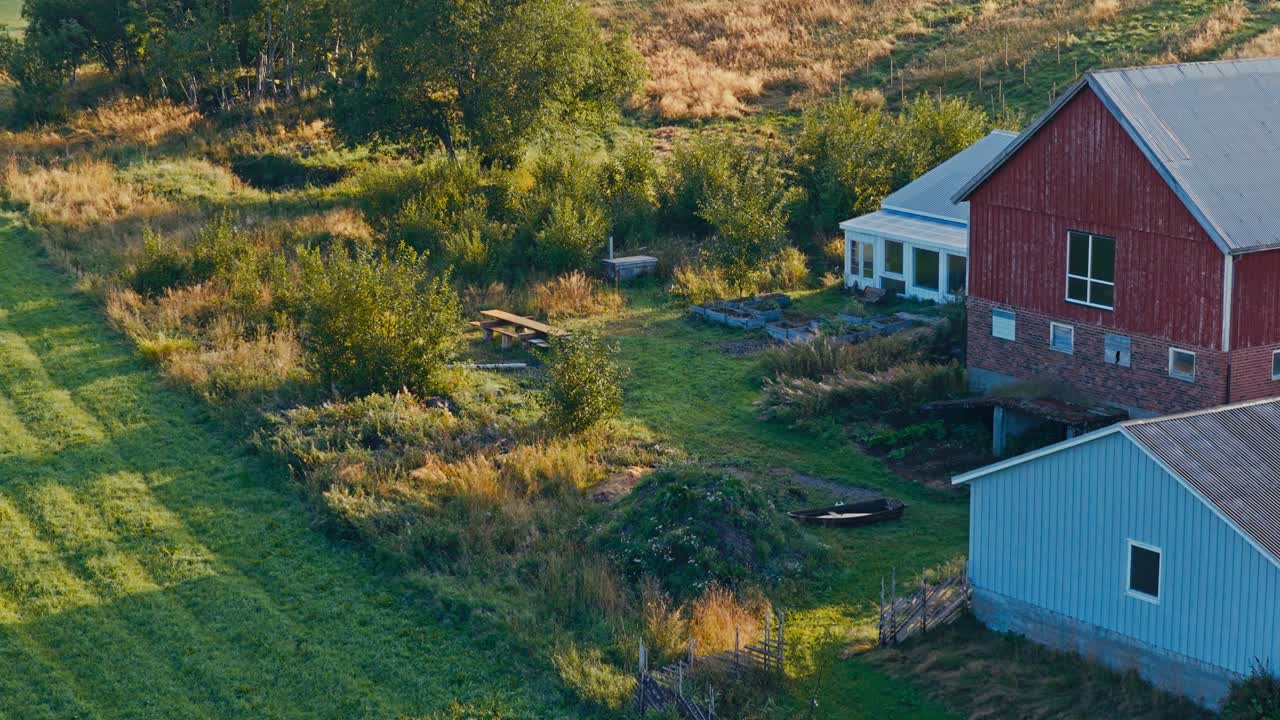 En trelåve i et landlig landskap med grønne jorder. Luftfoto