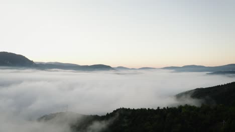 Sobre-Las-Nubes,-La-Montaña-Y-El-Bosque