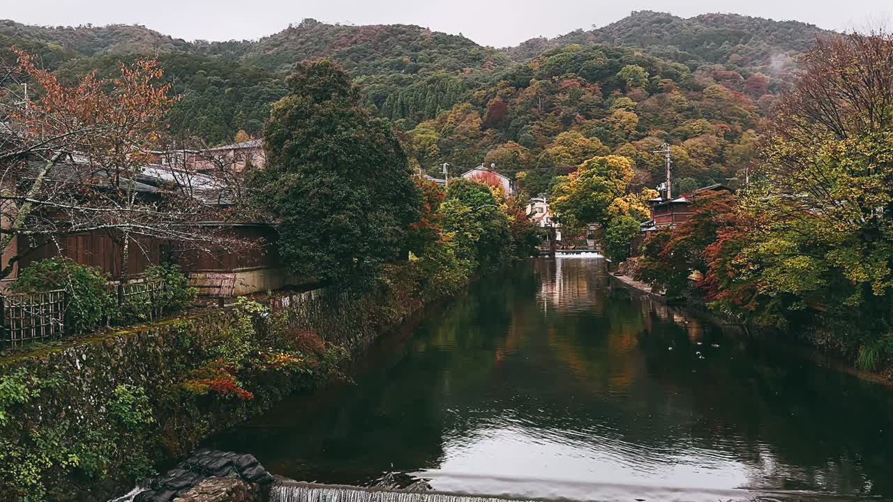 paisaje de otoño en una aldea japonesa