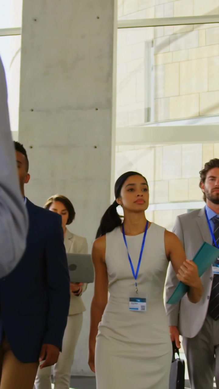 Video verticale: Gruppo di lavoro che cammina nell'atrio, il cui movimento provoca un'interfaccia utente AR che modifica il conteggio dei partecipanti.