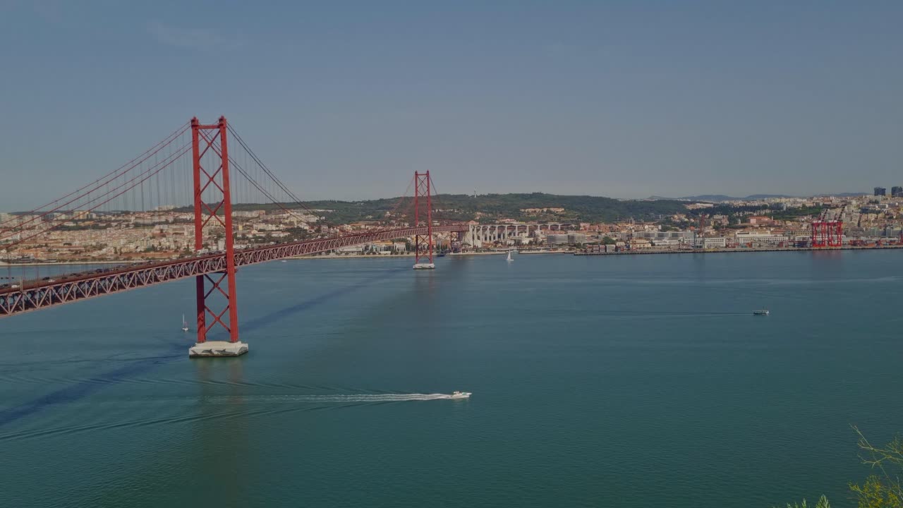 Vista panoramica del Ponte 25 Aprile in una giornata luminosa e soleggiata a Lisbona, Portogallo.