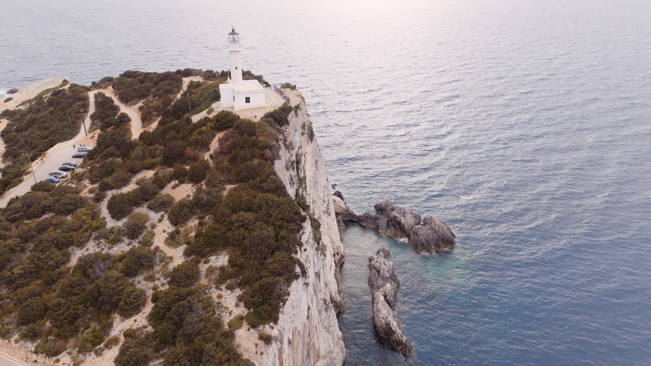 vista aérea de un faro en un acantilado