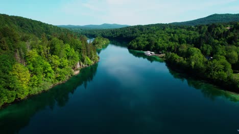 無人機飛過水湖形成在普利特維塞克羅埃西亞國家公園旅遊假期目的地在歐洲