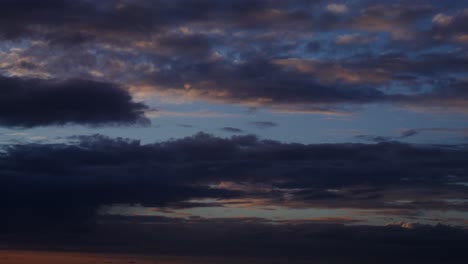 espectacular puesta de sol cielo con nubes