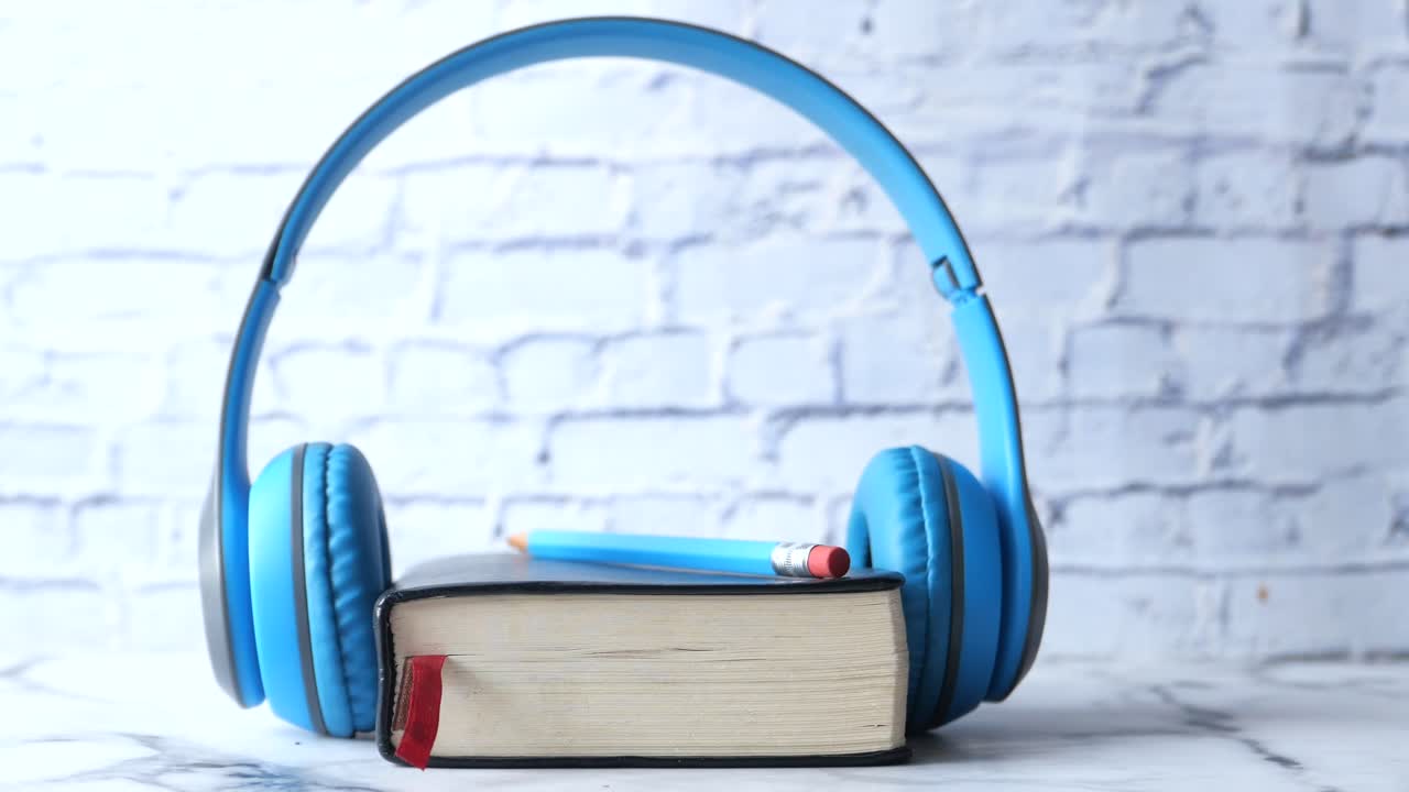 Studio della Bibbia con le cuffie