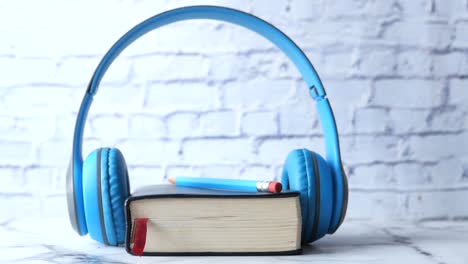 estudio de la biblia con auriculares