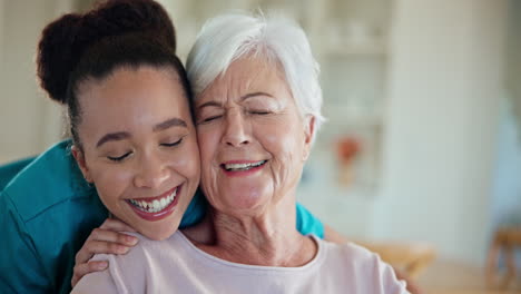 Asilo-De-Ancianos,-Cara-Y-Abrazo-Para-Mujer-Mayor