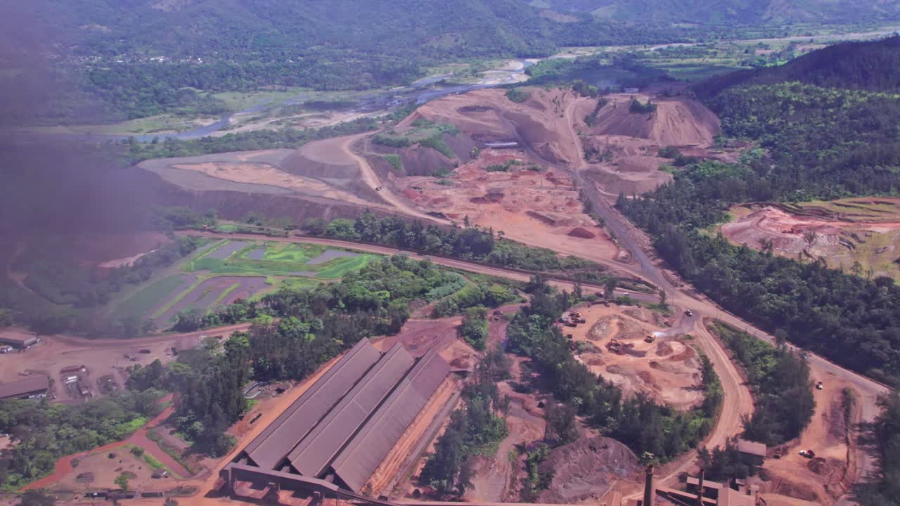 니켈 광산 위의 검은 연기, 로마 미란다