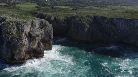 Tiefer,-Breiter-Abgrund-Von-Bufones-De-Pria,-Asturien,-Spanien,-Während-Meereswellen-Kalksteinfelsen-Schlagen