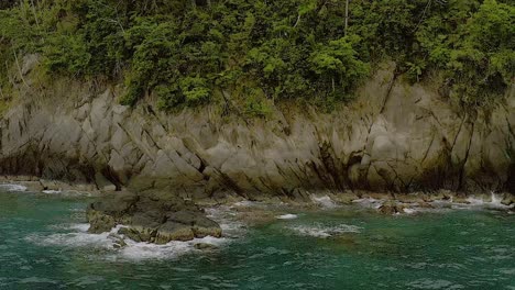 Las-Olas-Del-Océano-Rompen-Pacíficamente-Sobre-Las-Rocas-Tropicales-En-Bandas-De-La-Playa-De-Looc-Sirigao.